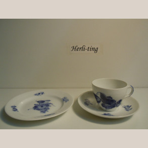 TILBUD Bl Blomst Flettet: 12 par kopper nr 8261 + 12 stk kagetallerkner nr 8092 norm.pris 1800,00