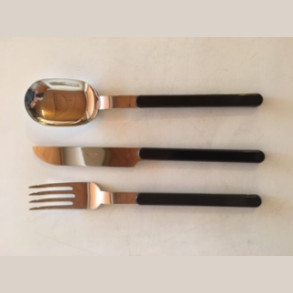 Tyfon st: 12 spiseske, 8 spisegaffel og 7 bordknive